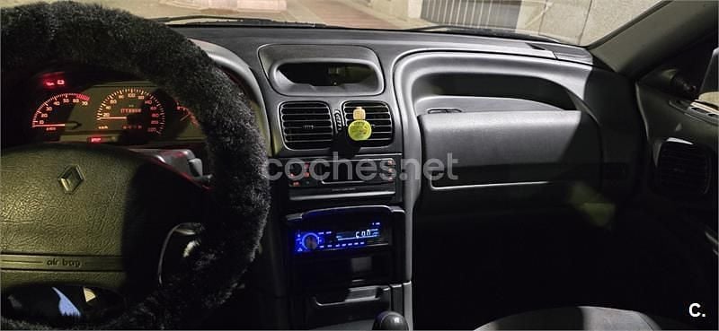 Usado Renault Laguna 95 CV (69 kW) 1995 Gris / plata Berlina