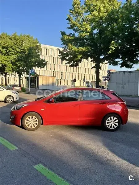 Usado Hyundai i30 90 CV (66 kW) 2015 Rojo Berlina