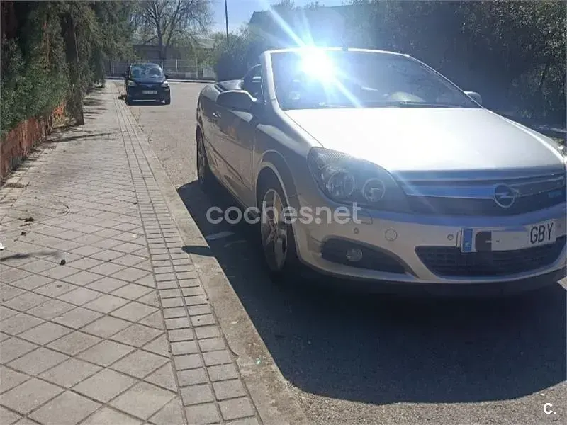 Usado Opel Astra Enjoy 140 CV (102 kW) 2008 Gris / plata Descapotable