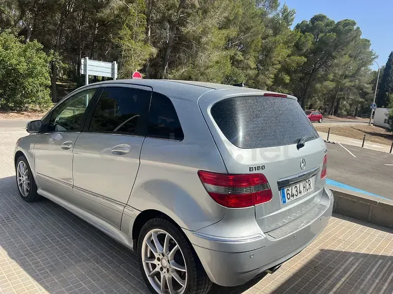 Usado Mercedes B180 109 CV (80 kW) 2011 Gris / plata Utilitario