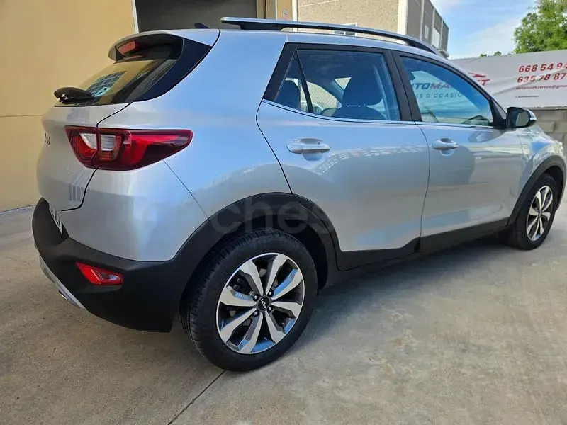 Usado Kia Stonic 100 CV (73 kW) 2023 Gris SUV