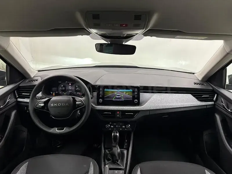 Usado Skoda Kamiq Selection 115 CV (84 kW) 2025 Gris / plata SUV