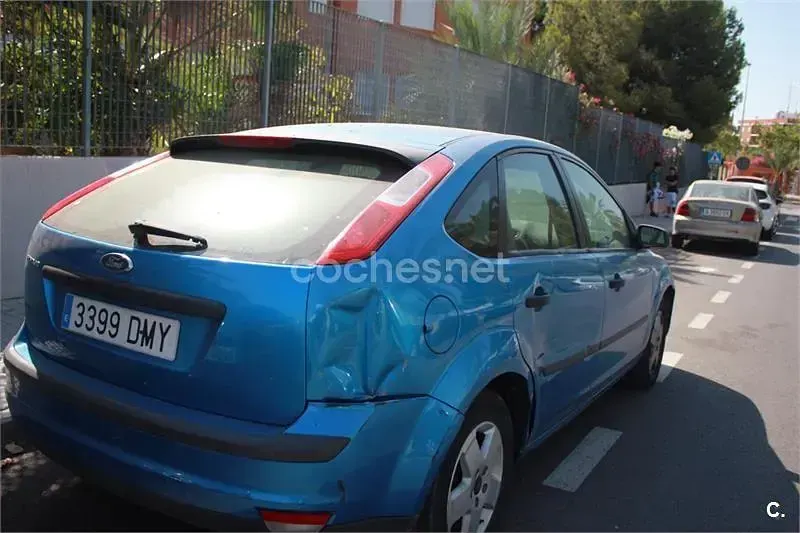Usado Ford Focus Trend 100 CV (73 kW) 2005 Azul Berlina