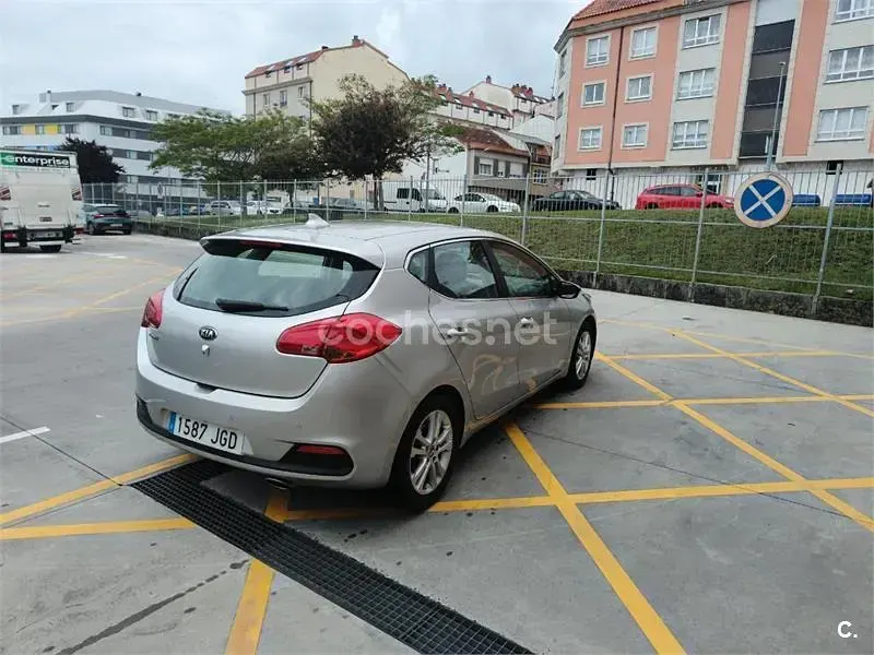Usado Kia Ceed 100 CV (73 kW) 2015 Gris / plata Utilitario