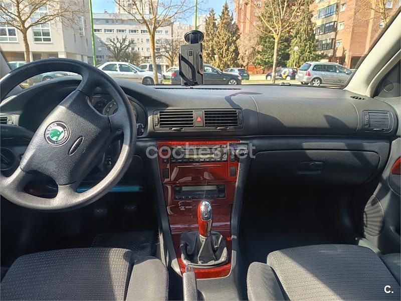 Usado Skoda Superb Elegance 130 CV (95 kW) 2003 Negro Berlina