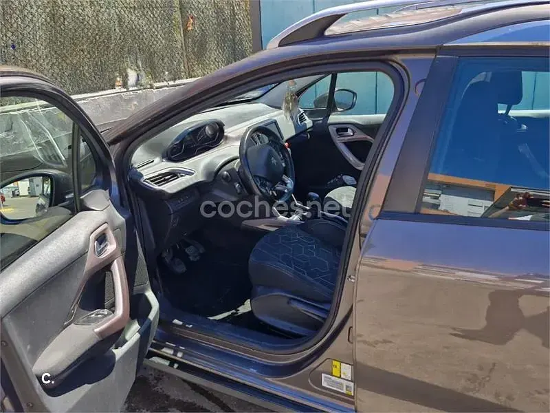 Usado Peugeot 2008 Active 92 CV (67 kW) 2015 Gris / plata SUV