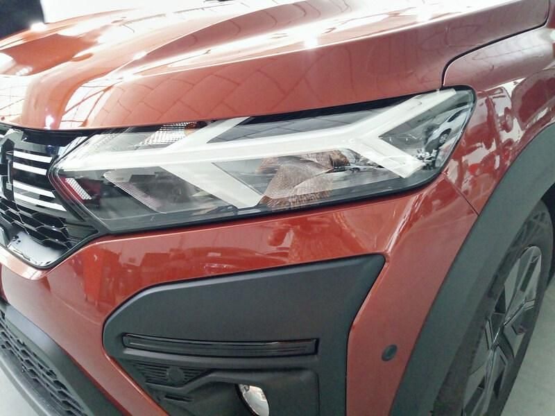 Usado Dacia Jogger Expression 110 CV (80 kW) 2025 Naranja Monovolumen