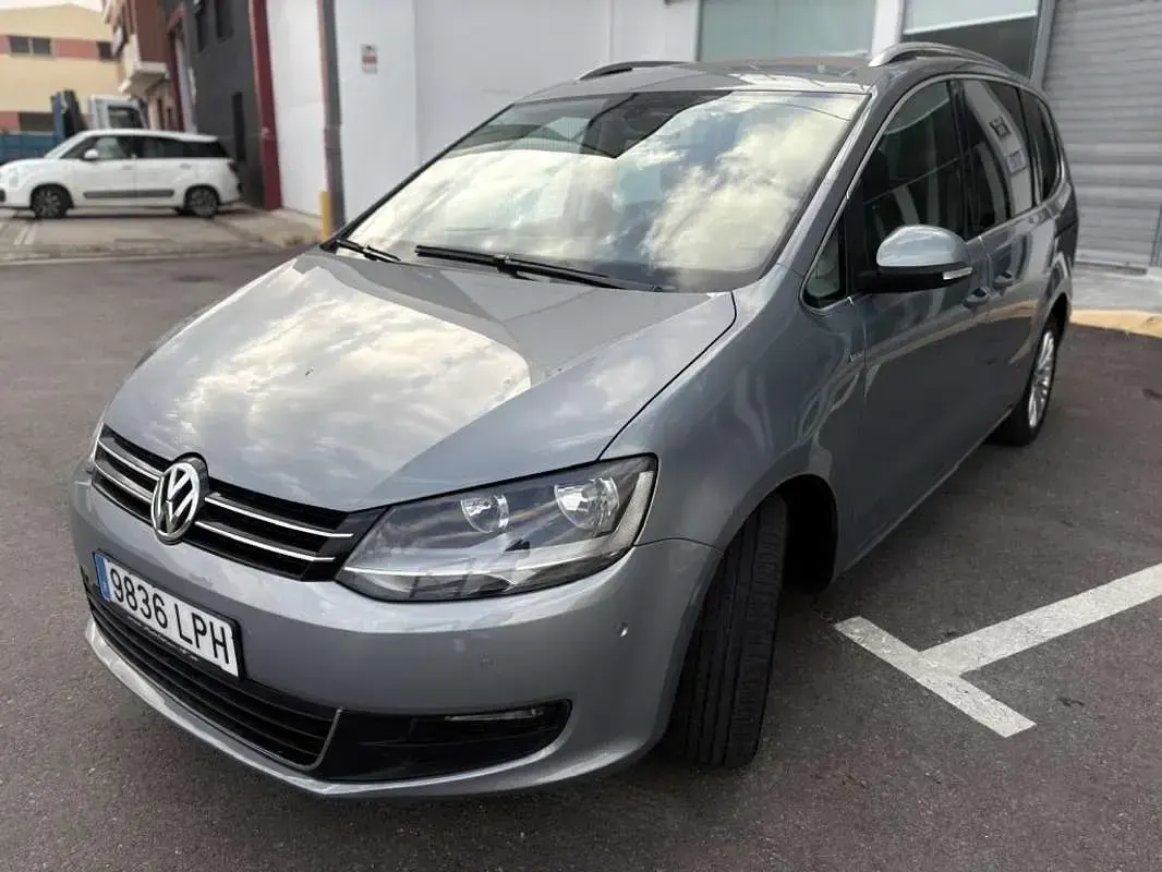 Usado VW Sharan Advance 140 CV (102 kW) 2013 Gris Monovolumen