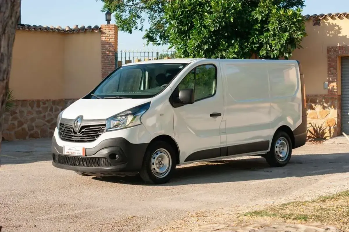 Usado Renault Trafic 95 CV (69 kW) 2015 Blanco Monovolumen