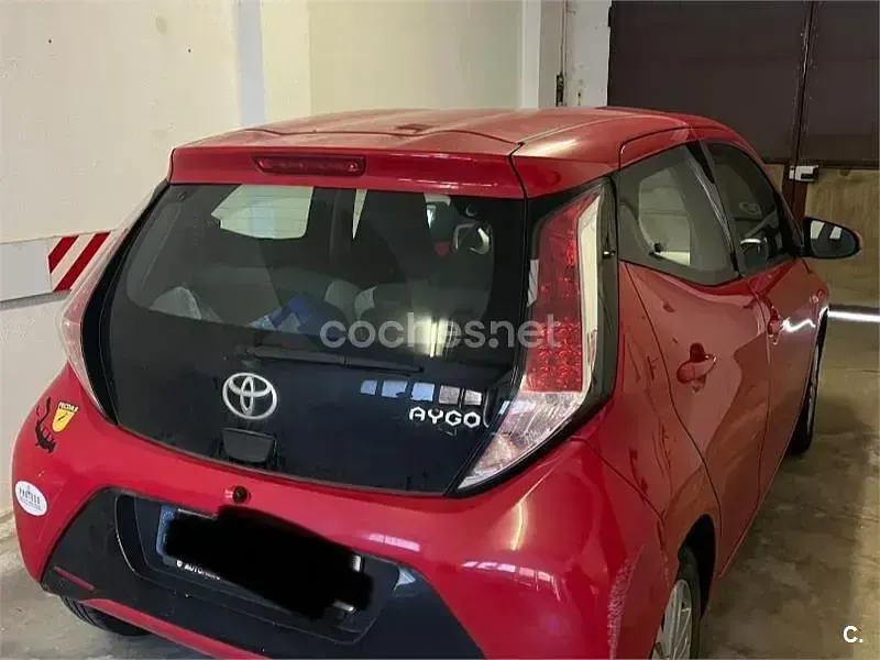 Usado Toyota Aygo X-cite 69 CV (50 kW) 2017 Rojo Utilitario