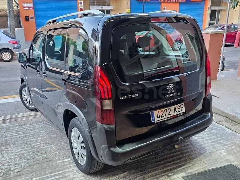 Usado Peugeot Rifter Active 130 CV (95 kW) 2018 Negro Monovolumen