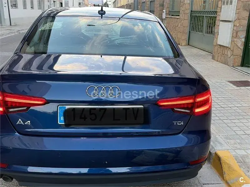 Usado Audi A4 S-Line 136 CV (100 kW) 2017 Azul Familiar