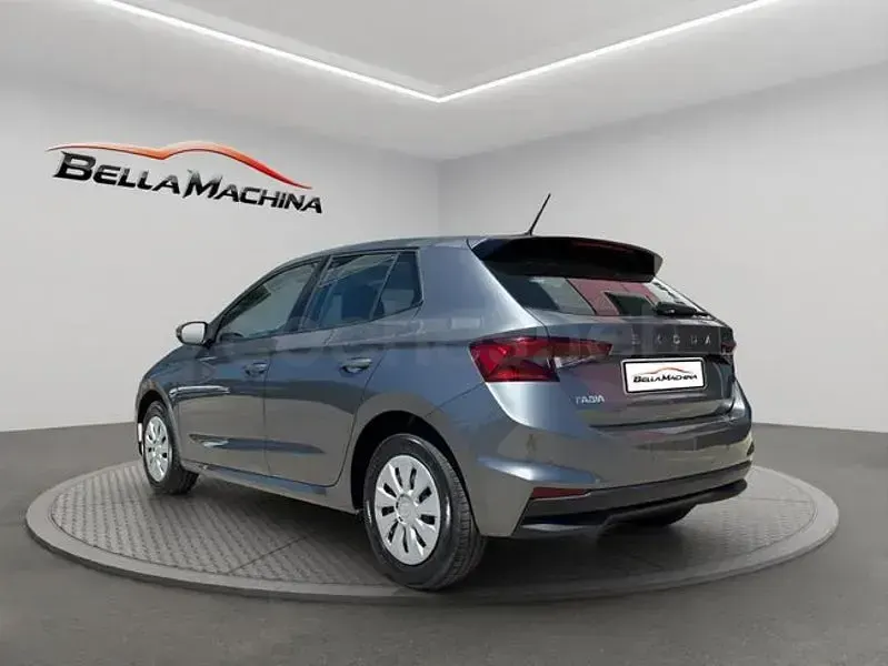 Usado Skoda Fabia Essence 80 CV (58 kW) 2025 Gris / plata Utilitario