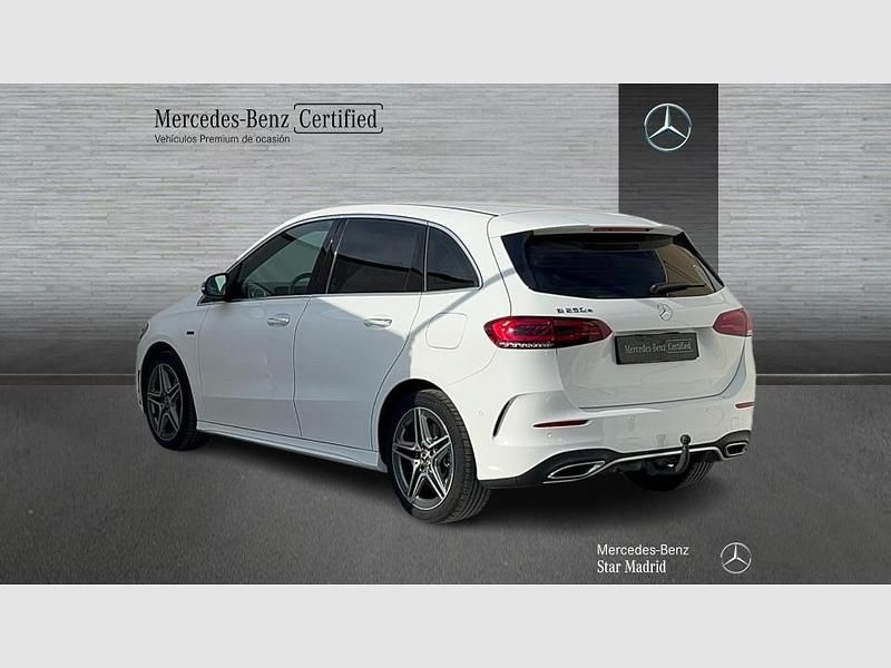 Usado Mercedes B250e AMG line 218 CV (160 kW) 2021 Blanco Monovolumen