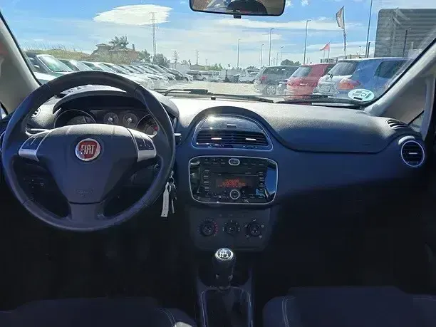 Usado Fiat Punto Easy 77 CV (56 kW) 2014 Rojo Utilitario