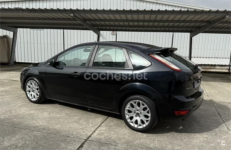 Usado Ford Focus Trend 100 CV (73 kW) 2008 Negro Berlina