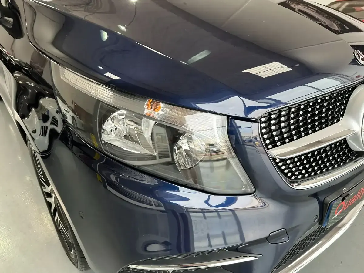 Käytetty Mercedes V300 Avantgarde 239 HP (175 kW) 2021 Sininen Tila-auto