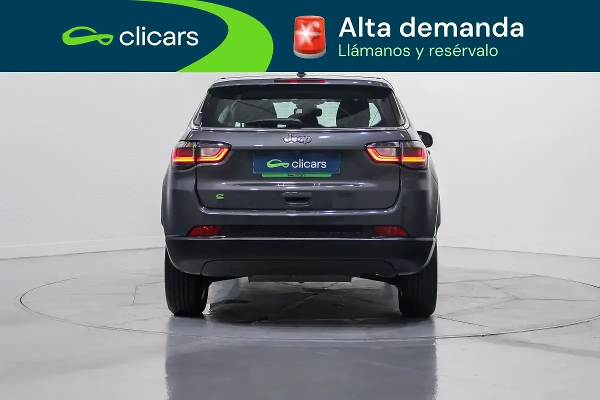 Usado Jeep Compass Longitude 130 CV (95 kW) 2024 Gris / plata SUV