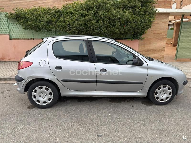 Usado Peugeot 206 75 CV (55 kW) 2005 Gris / plata Berlina