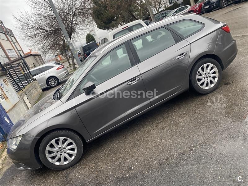 Usado Seat Leon ST Style 105 CV (77 kW) 2014 Gris / plata Familiar