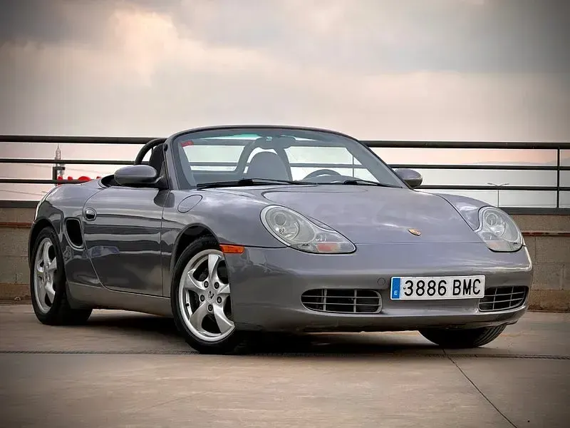 Usado Porsche Boxster 220 CV (161 kW) 2001 Gris / plata Descapotable