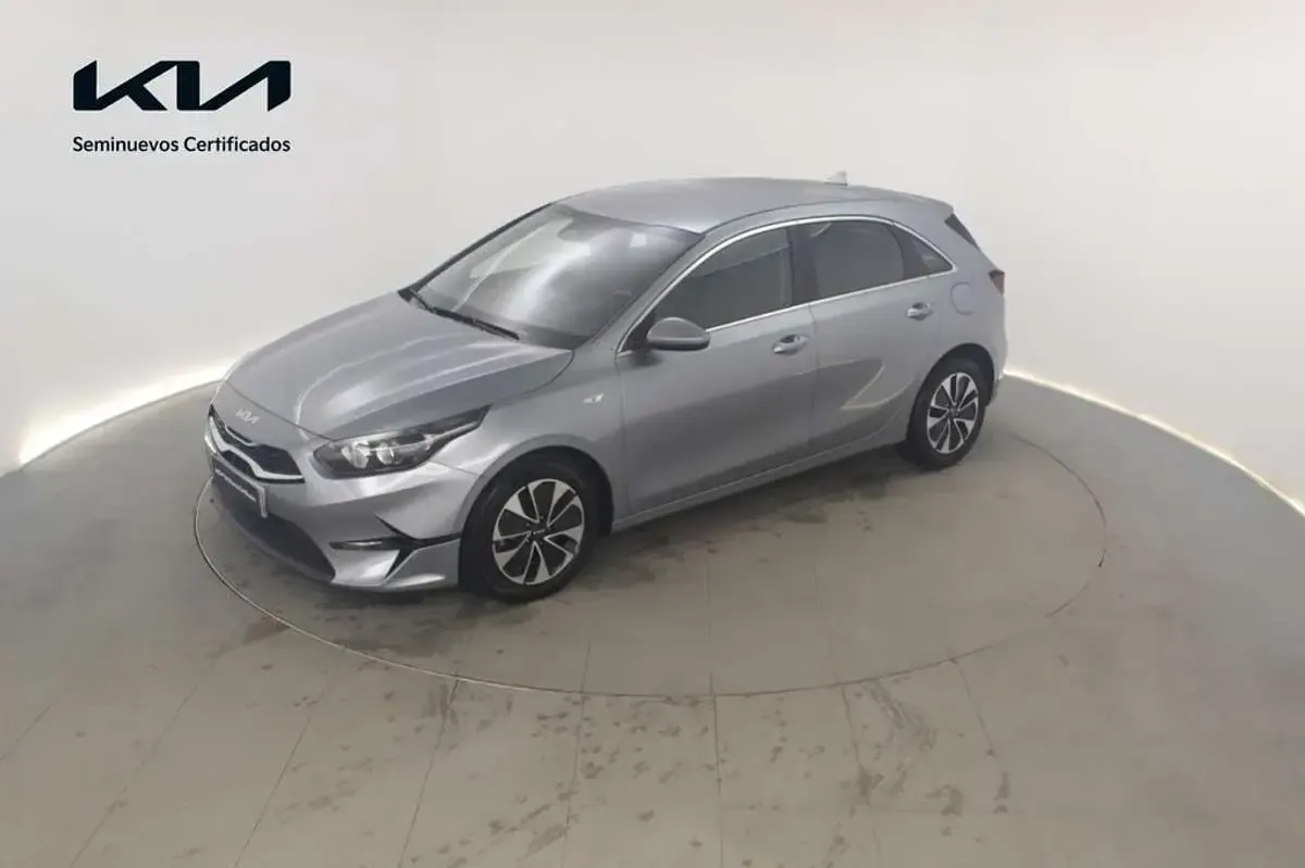 Usado Kia Ceed 101 CV (74 kW) 2025 Gris Utilitario
