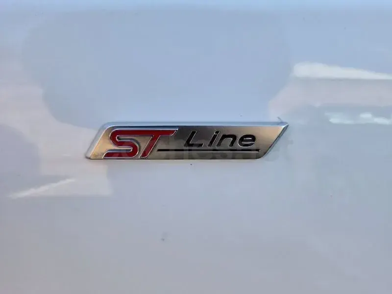 Usado Ford Focus ST-Line 125 CV (91 kW) 2019 Blanco Berlina