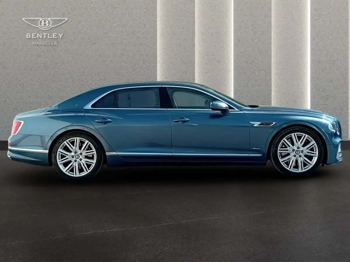 Usado Bentley Flying Spur 550 CV (404 kW) 2023 Azul metalizado Berlina