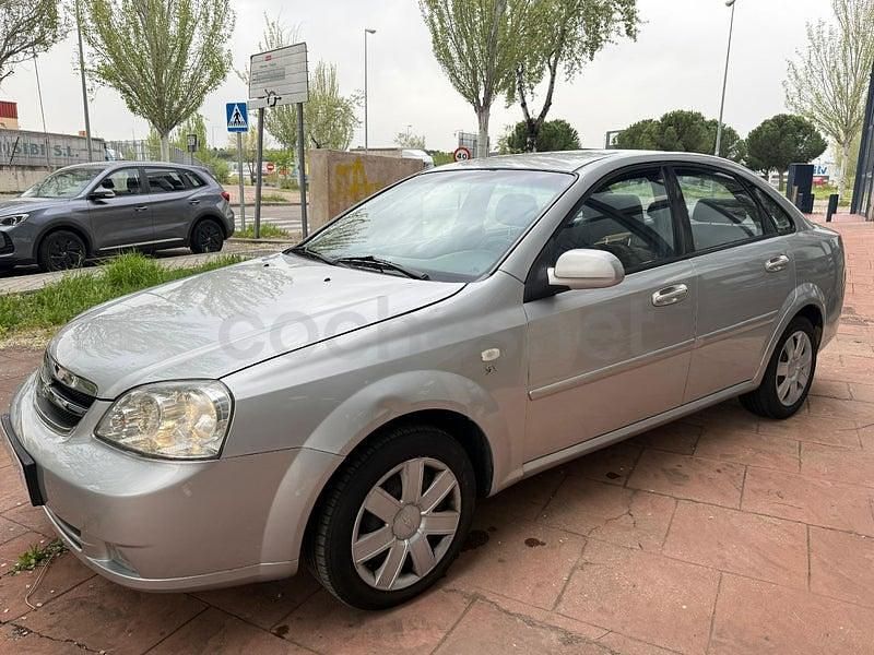 Usado Chevrolet Nubira SX 109 CV (80 kW) 2007 Gris / plata Berlina