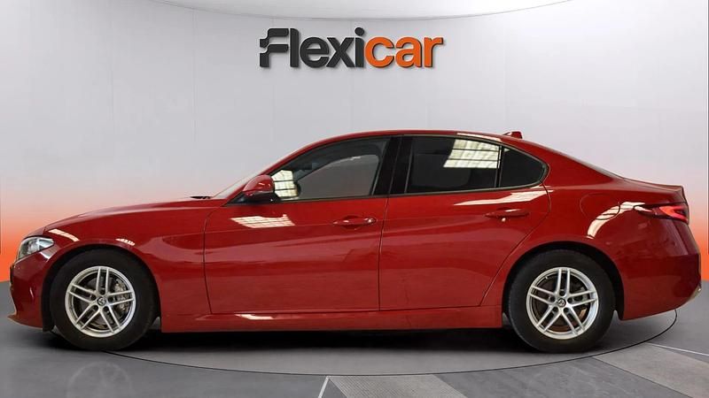 Usado Alfa Romeo Giulia 136 CV (100 kW) 2017 Rojo Berlina