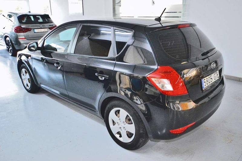 Usado Kia Ceed 90 CV (66 kW) 2010 Negro Utilitario