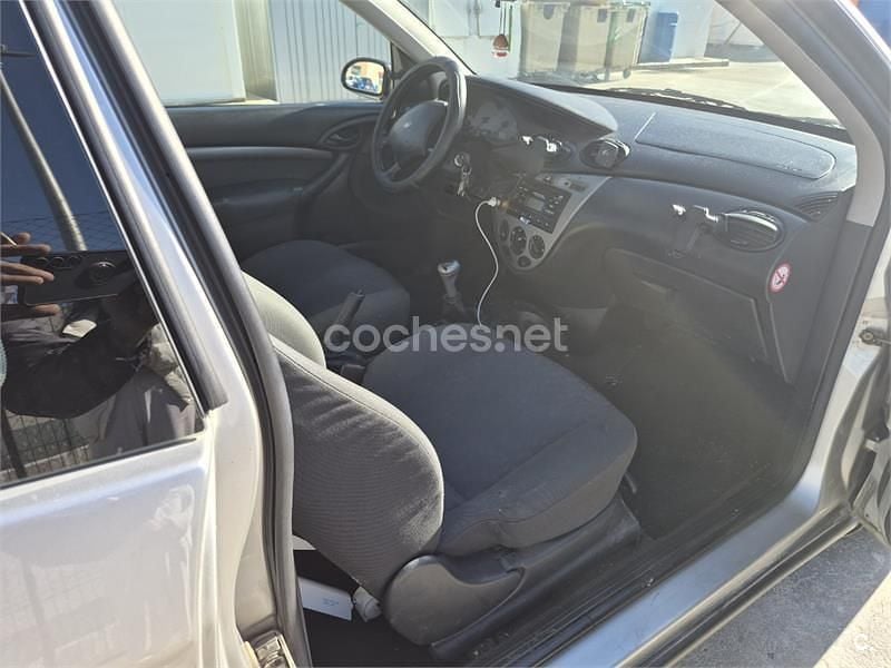 Usado Ford Focus Trend 100 CV (73 kW) 2000 Gris / plata Berlina