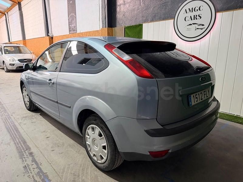 Usado Ford Focus Trend 90 CV (66 kW) 2007 Gris / plata Berlina