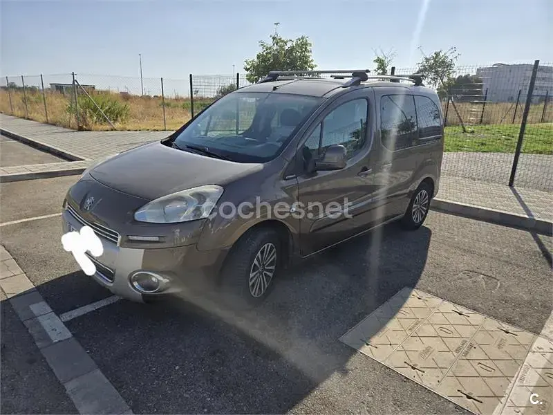 Usado Peugeot Partner Tepee Outdoor 92 CV (67 kW) 2014 Marrón Monovolumen