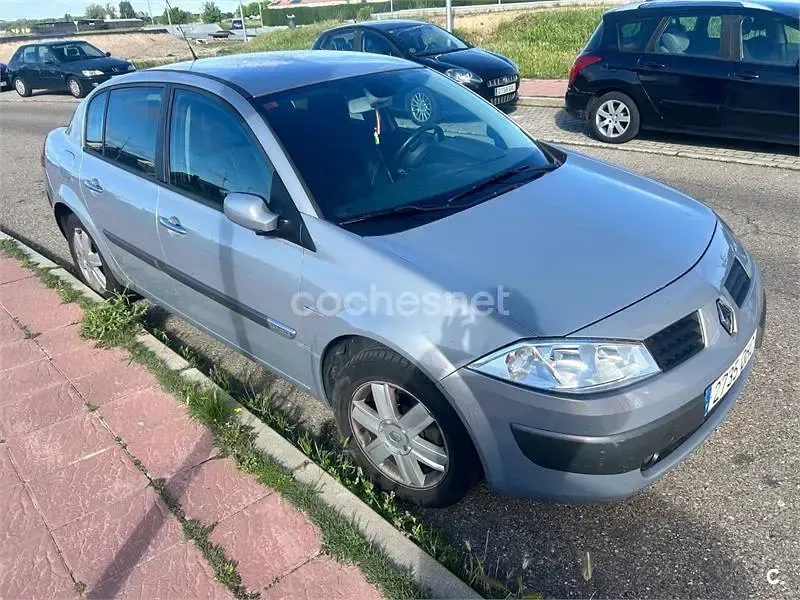 Usado Renault Mégane Expression 120 CV (88 kW) 2005 Gris / plata Berlina