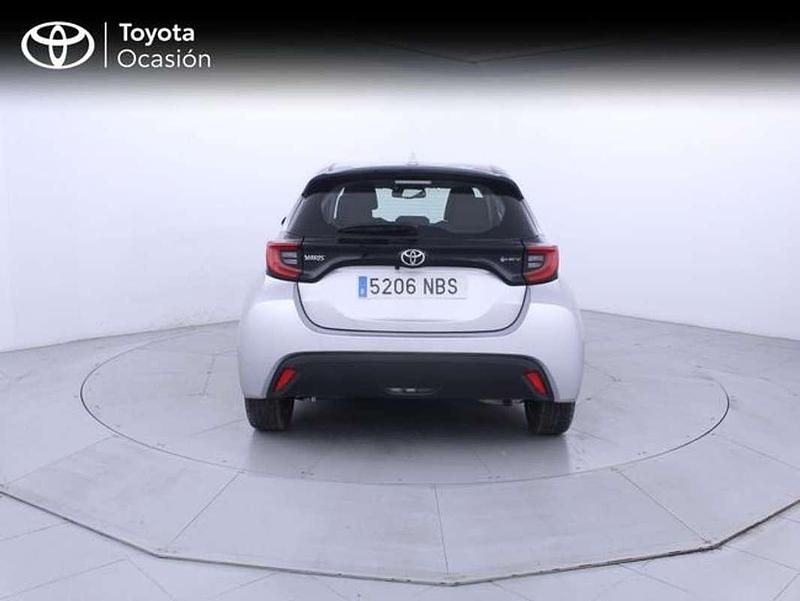 Usado Toyota Yaris Hybrid Active 116 CV (85 kW) 2025 Gris Utilitario