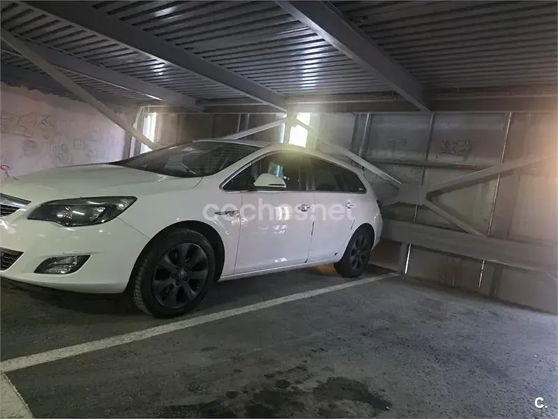 Usado Opel Astra Sportive 165 CV (121 kW) 2012 Blanco Familiar