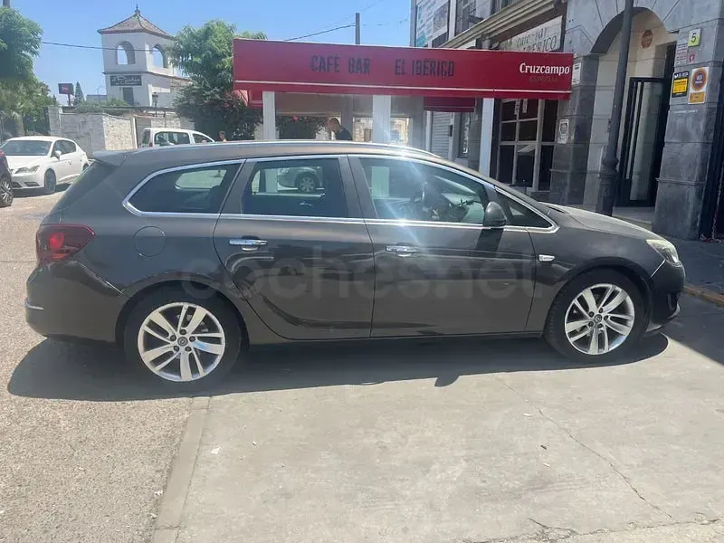 Usado Opel Astra Excellence 110 CV (80 kW) 2013 Marrón Familiar