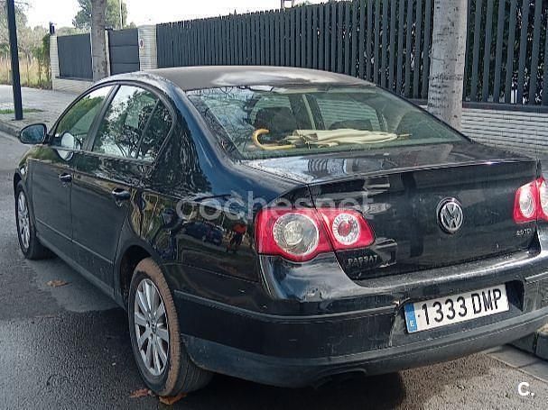 Usado VW Passat Highline 140 CV (102 kW) 2005 Negro Berlina