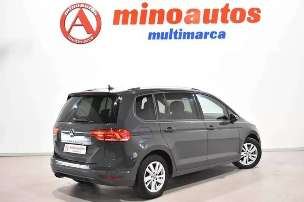 Usado VW Touran Life 150 CV (110 kW) 2023 Gris Monovolumen