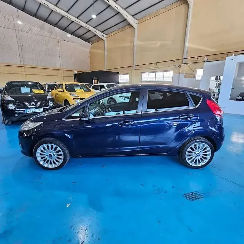 Usado Ford Fiesta Titanium 97 CV (71 kW) 2011 Azul Utilitario
