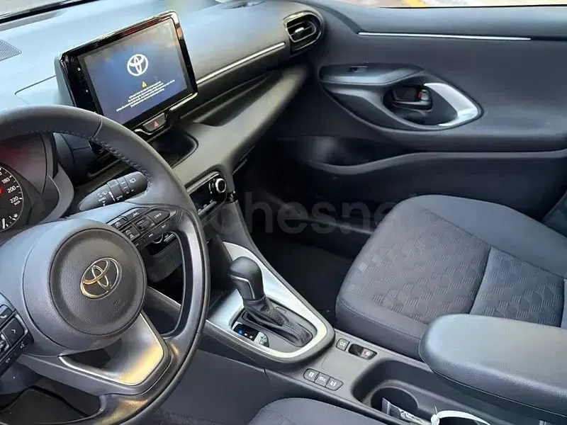 Usado Toyota Yaris Hybrid Business Edition 116 CV (85 kW) 2025 Gris / plata Berlina