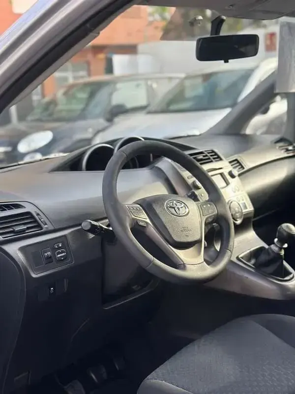 Usado Toyota Verso 126 CV (92 kW) 2010 Gris Monovolumen
