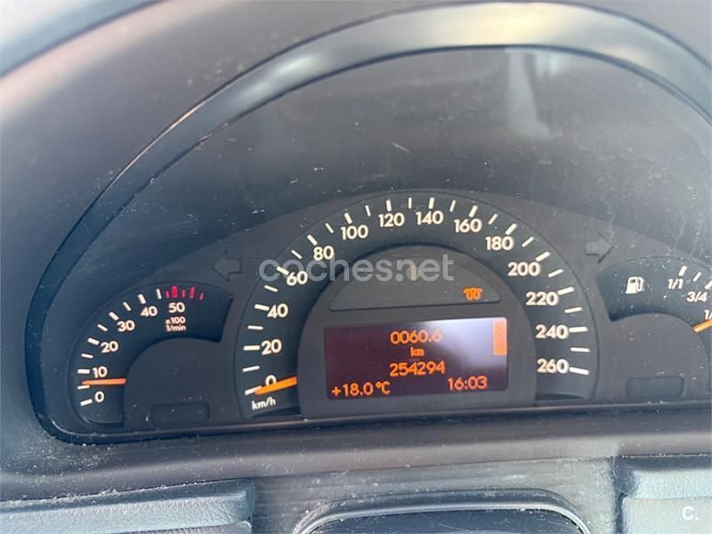 Usado Mercedes C270 Avantgarde 170 CV (125 kW) 2003 Gris / plata Familiar
