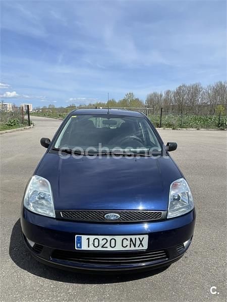 Usado Ford Fiesta Trend 80 CV (58 kW) 2003 Azul Utilitario
