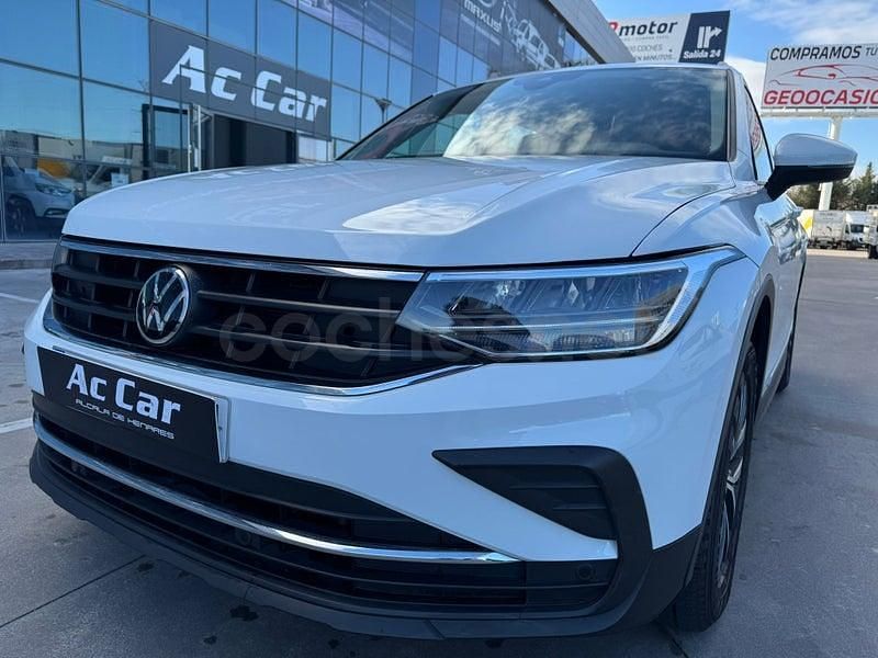 Usado VW Tiguan 130 CV (95 kW) 2023 Gris / plata SUV