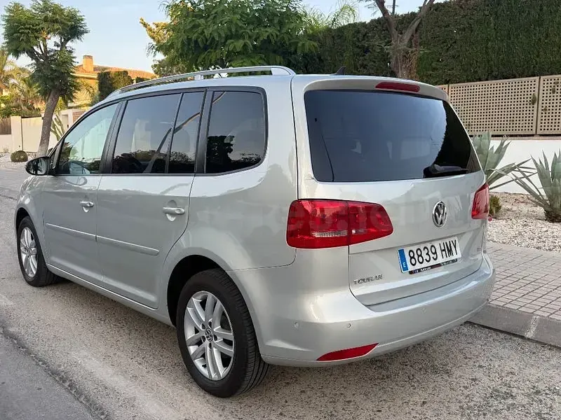 Usado VW Touran Advance 105 CV (77 kW) 2012 Gris / plata Monovolumen