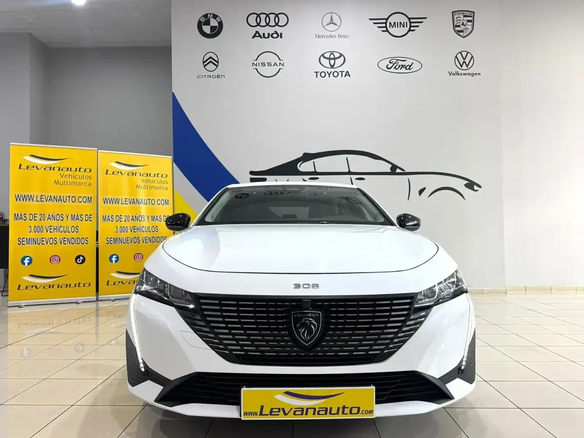 Usado Peugeot 308 Allure 130 CV (95 kW) 2023 Blanco