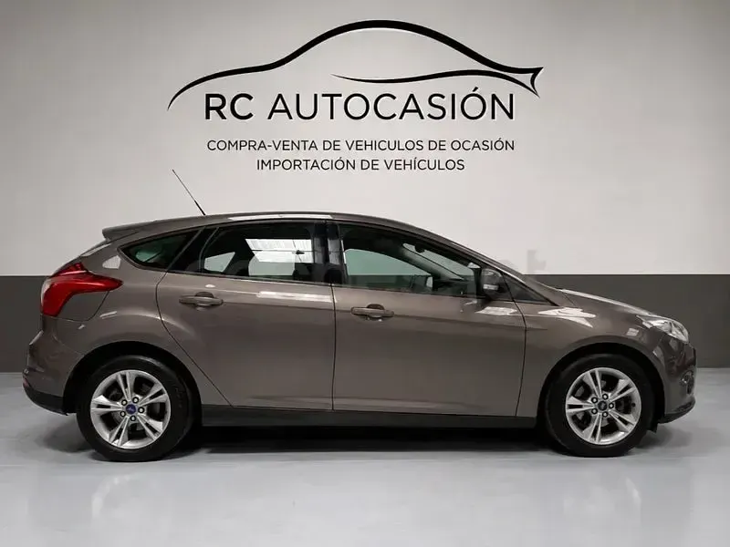 Usado Ford Focus 125 CV (91 kW) 2013 Gris / plata Berlina