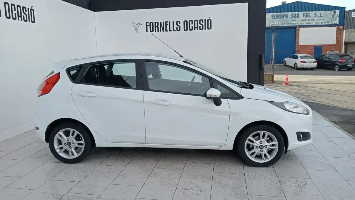 Usado Ford Fiesta Trend 95 CV (69 kW) 2017 Blanco Utilitario